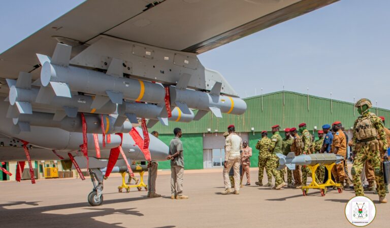 𝐁𝐮𝐫𝐤𝐢𝐧𝐚/𝐁𝐨𝐮𝐜𝐥𝐞 𝐝𝐮 𝐌𝐨𝐮𝐡𝐨𝐮𝐧 : 𝐃𝐞𝐬 𝐭𝐞𝐫𝐫𝐨𝐫𝐢𝐬𝐭𝐞𝐬 𝐛𝐨𝐦𝐛𝐚𝐫𝐝é𝐬 𝐢𝐧𝐭𝐞𝐧𝐬𝐢𝐯𝐞𝐦𝐞𝐧𝐭 𝐬𝐮𝐫 𝐮𝐧𝐞 𝐜𝐨𝐥𝐥𝐢𝐧𝐞