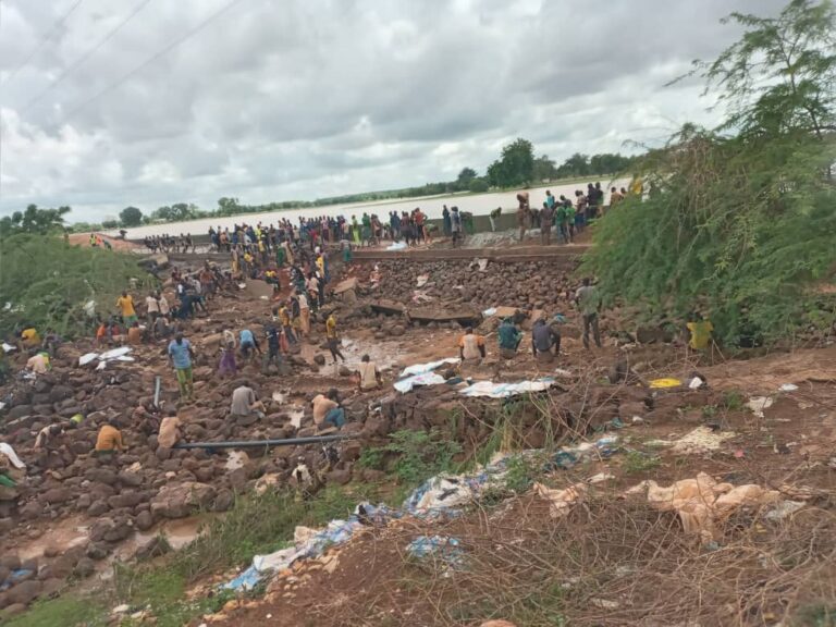 Namentenga : La population consolide le radier du barrage de Boulsa avec des cailloux sauvages