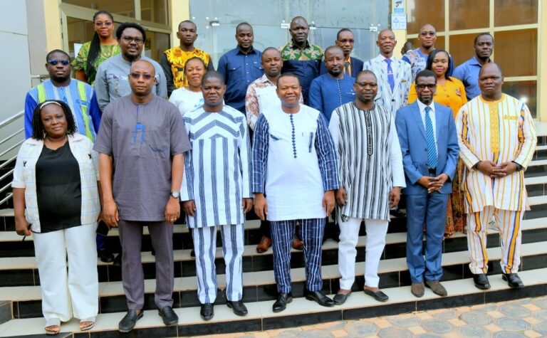 Des techniciens se réunissent pour la réhabilitation de la route Bobo-Banfora-Frontière Côte d’Ivoire