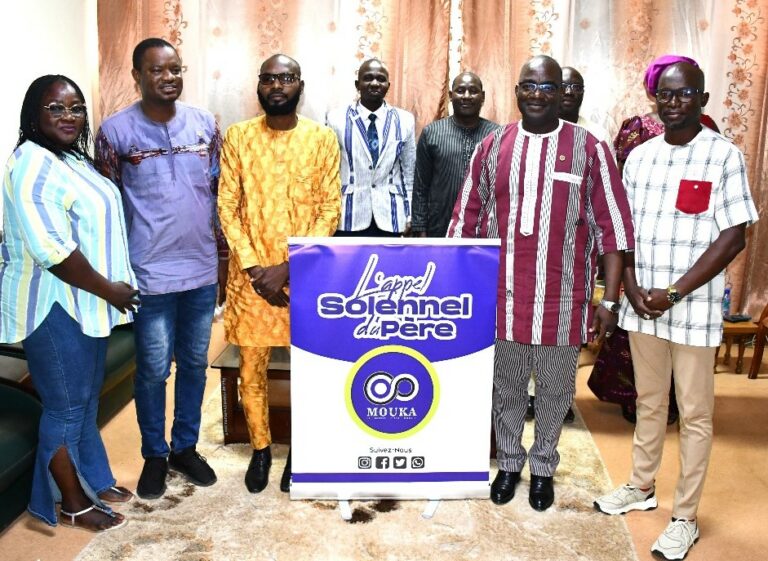 Les animateurs de «Les Ablaceries du Faso», une page humoristique facebook, reçus par le ministre Bassolma Bazié