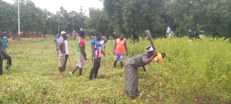 Banwa : Les Wayiyans de Solenzo déblayent les abords de la voie