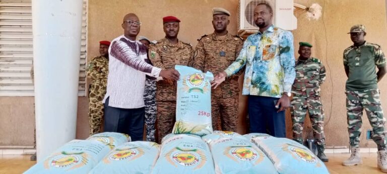 Gourma/Effort de paix : Un sympathisant de la région de l&rsquo;Est offre des vivres et du carburant aux VDP et FDS