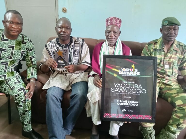 Banwa: El Hadj Salifou, champion de l&rsquo;arbre 2024, présente ses distinctions au Haut- commissaire