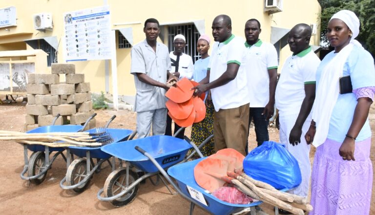 L&rsquo;association Pamtiral Liptako offre du matériel de nettoyage à la mairie de Dori