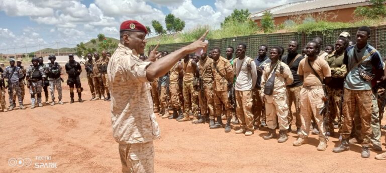 Djibo: le chef d&rsquo;Etat-major général adjoint des armées à l&rsquo;écoute des Forces vives