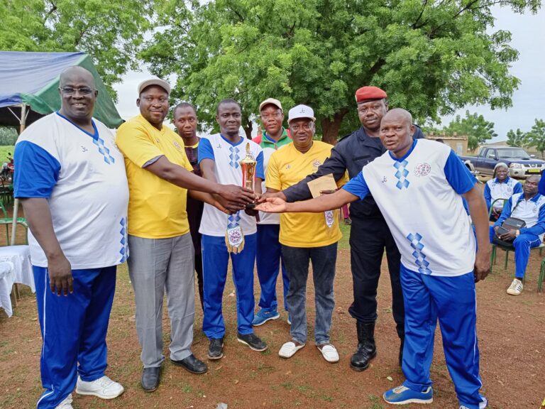 Namentenga/Belote : Les beloteurs Jean Modeste Kaboré et Amado Baguian  champions  de la 6e  édition