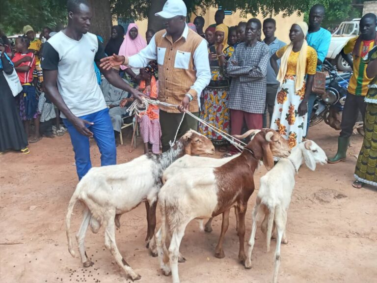 Namentenga : 60 apprenants en fin de formation du centre de promotion rurale de Bonam reçoivent des animaux