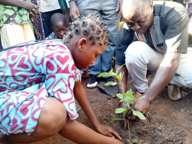 Banwa : Les élèves plantent des arbres à Solenzo pour marquer les journées d&rsquo;engagement patriotique