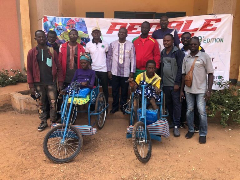 Ioba: « La Pédale de la Paix » offre des vélos tricycles à des personnes dans le besoin