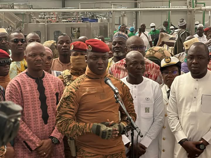 Bobo-Dioulasso: Le président Traoré invite les travailleurs de l&rsquo;usine de tomates à en faire un exemple