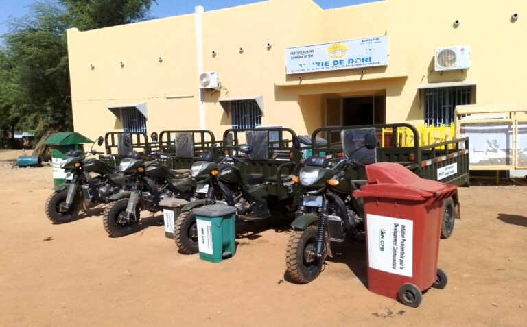 Initiative Présidentielle pour le Développement : 4 tricycles et des bacs à ordures remis à la mairie de Dori