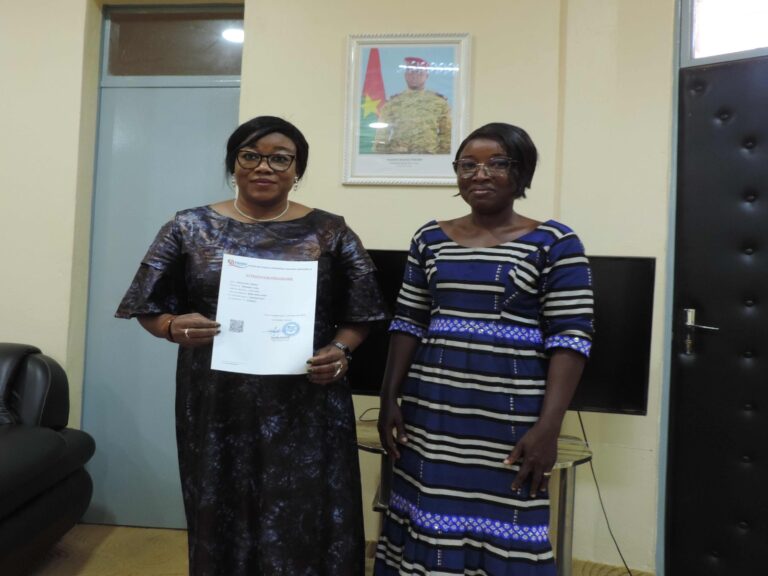 Centre-Sud/Santé : la gouverneure s’enrôle et invite les populations à souscrire à l’assurance maladie universelle