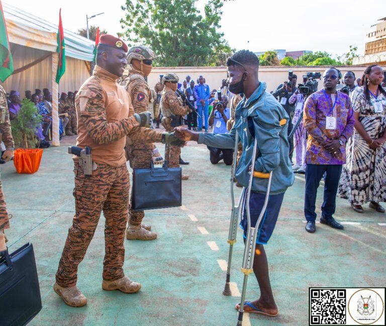 Burkina : Le chef de l’État décore des blessés des blessés de guerre pour les sacrifices consentis