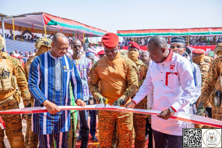 Après l’usine de transformation de tomate de Bobo-Dioulasso le 30 novembre dernier, j’ai inauguré ce matin l’usine de la Société Faso tomates (SOFATO) de Yako, spécialisée également dans la transformation et la commercialisation des produits dérivés de la tomate.