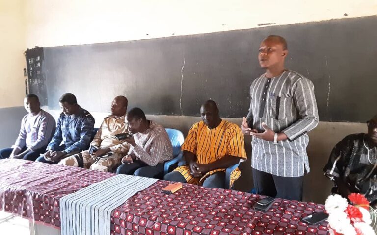 Sabou : des éducateurs s&rsquo;assurent du port du « Faso Dan Fani » en milieu scolaire