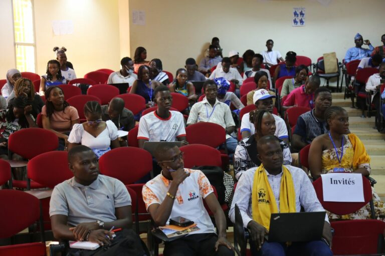 Communication et journalisme: L&rsquo;importance du mentorat pour les jeunes professionnels relevée lors d&rsquo;un panel 