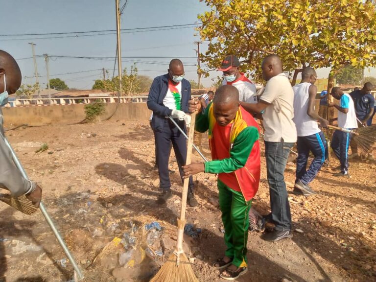 JEPPC : mobilisation citoyenne pour un Centre hospitalier régional de Koudougou plus sain Koudougou, le 5 avril 2025 (AIB) – Dans le cadre des Journées nationales d&rsquo;engagement patriotique et de participation citoyenne (JEPPC), les forces vives du Centre-Ouest se sont mobilisées ce samedi pour une opération de salubrité d&rsquo;envergure au Centre hospitalier régional (CHR) de Koudougou. Objectif : offrir un environnement plus sain aux patients et au personnel de cet établissement de santé crucial pour la région. L’initiative, qui s’inscrit dans la deuxième édition des JEPPC (du 26 mars au 9 avril 2025), a rassemblé une foule de participants déterminés à faire la différence. Munis de matériel de nettoyage, les corps constitués, sous la houlette du gouverneur par intérim de la région, Adama Jean Yves Béré, ont investi les lieux dès le matin. « Je salue et félicite chacun d’entre vous pour votre engagement patriotique », a déclaré M. Béré, rappelant le thème de cette édition : « Pour l’ordre et la discipline : je m’engage ». Il a souligné l’importance de la vision du Chef de l’État pour un Burkina Faso digne et prospère, appelant chacun à s’approprier cet idéal. Aux côtés du gouverneur, on notait la présence de personnalités telles que le Haut-Commissaire du Boulkiemdé, Salimata Ouédraogo/Sanou, le président par intérim de la délégation spéciale régionale, Judicaël Kafando, le PDS de Koudougou, Jonas Mané, ainsi que des directeurs, chefs de service et représentants d’associations. Ensemble, ils ont uni leurs efforts pour nettoyer les recoins de l’hôpital, notamment les espaces verts. Cette matinée de nettoyage s’ajoute aux autres actions déjà entreprises dans le cadre des JEPPC, témoignant de l’engagement citoyen pour un Burkina Faso plus propre et plus sain. Agence d’information du Burkina PB/FGB
