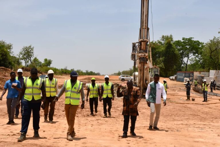Burkina/ Pont de Hérédougou : Le ministre en charge des Infrastructures encourage les ouvriers sur le chantier