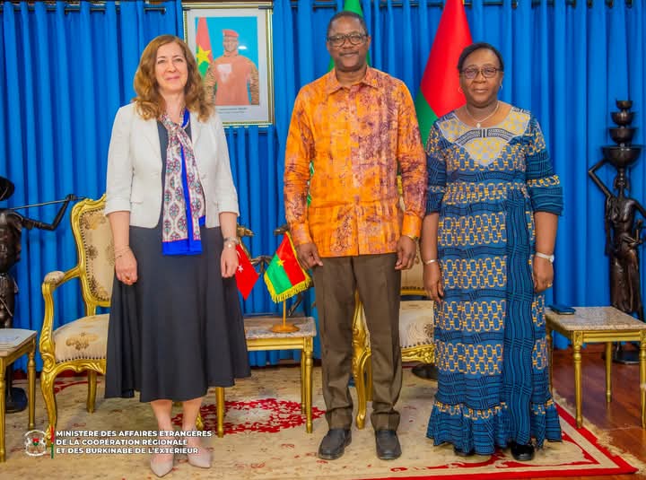 Coopération Burkina Faso-République de Türkiye : l&rsquo;ambassadeur Feriba HOKKACI ESIRGEN remet les Copies figurées de ses Lettres de créance au Chef de la diplomatie burkinabè