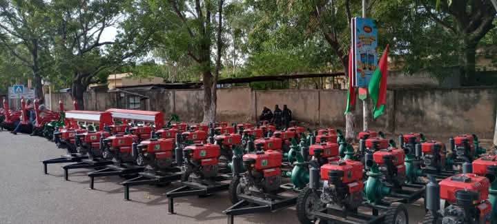 Souveraineté alimentaire : Le Président Ibrahim Traoré remet ce jour à Bobo-Dioulasso, du matériel agricole et des intrants aux producteurs.