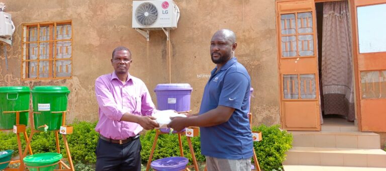 Zondoma : Une association offre des kits pour lutter contre les infections dans les centres de santé et les écoles.