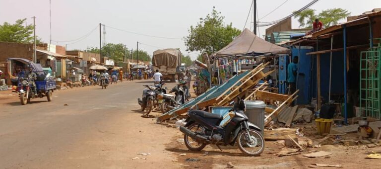 Gourcy : Les occupants illégaux et anarchiques de la voie publique invités à libérer les lieux.