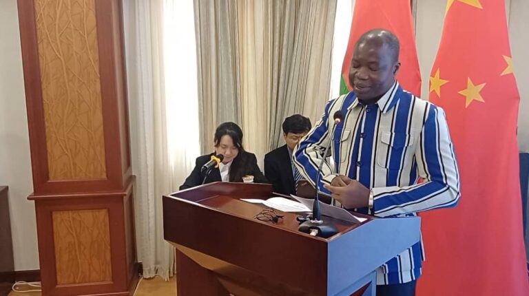 L’ambassadeur du Burkina Faso en Chine salue l’excellence des relations sino-burkinabè lors d’un séminaire sur les médias