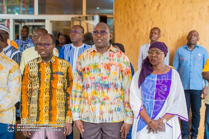 Montée des couleurs nationales au MAECR-BE : l’Ambassadeur Dieudonné Désiré SOUGOURI salue l’engagement des acteurs de la diplomatie et les invite à garder le même rythme