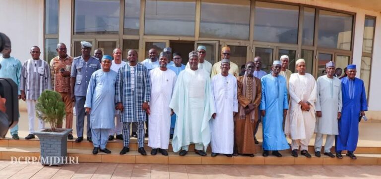 𝗝𝘂𝘀𝘁𝗶𝗰𝗲 𝗲𝘁 𝘀𝗼𝘂𝘃𝗲𝗿𝗮𝗶𝗻𝗲𝘁é : 𝗹𝗲𝘀 𝗲𝘅𝗽𝗲𝗿𝘁𝘀 𝗲𝘁 𝗺𝗶𝗻𝗶𝘀𝘁𝗿𝗲𝘀 𝗱𝗲 𝗹’𝗔𝗘𝗦 à 𝗹𝗮 𝗱é𝗰𝗼𝘂𝘃𝗲𝗿𝘁𝗲 𝗱𝘂 𝗺𝗼𝗱è𝗹𝗲 𝗺𝗮𝗹𝗶𝗲𝗻