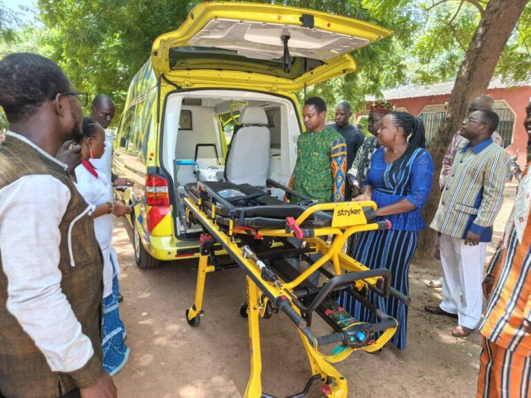 Kombissiri : Une association fait don d’une ambulance médicalisée au centre médical urbain