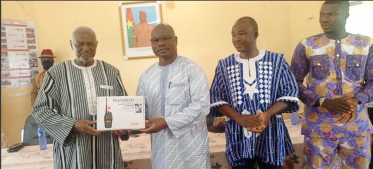 Kénédougou/Sécurité communautaire : Un natif de Kourinion offre des talkies walkies aux VDP de la commune 