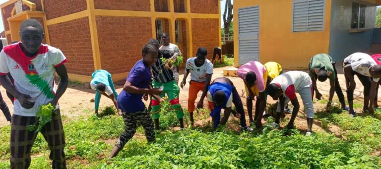 Gnagna : Les jeunes immergés nettoient la zone administrative pour promouvoir le civisme