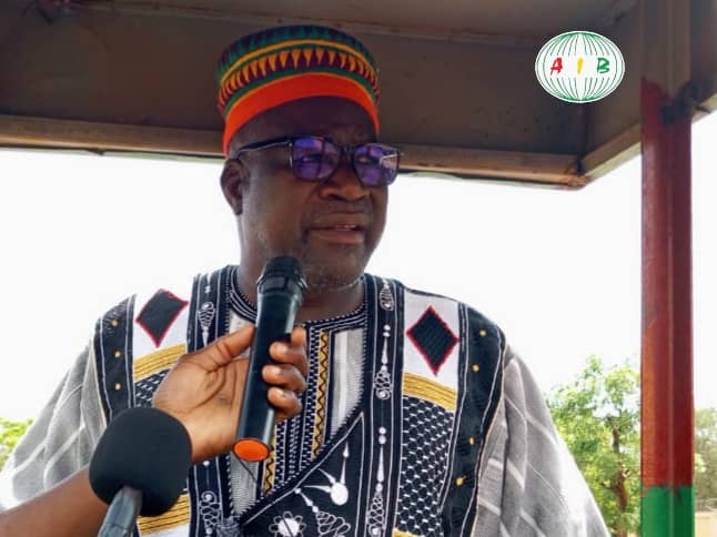 Bam : le Naba Tougri de Pogoro offre des vivres et du matériel aux déplacés internes de Rollo