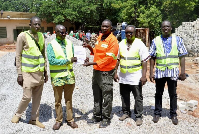 Faso Mêbo : l’Amicale des militaires et anciens militaires de l’armée américaine, originaires du Burkina, offre 40 tonnes de granite et 75 tonnes de sable