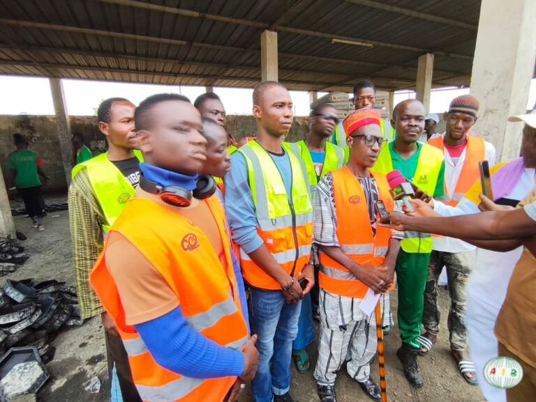 Tenkodogo : Le Naaba Sigri et la population de Bilma offrent du ciment et du sable à Faso Mêbo