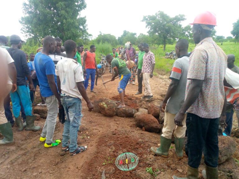 Ouangaladougou-Burkina : la population se mobilise pour réhabiliter la route de Niangoloko