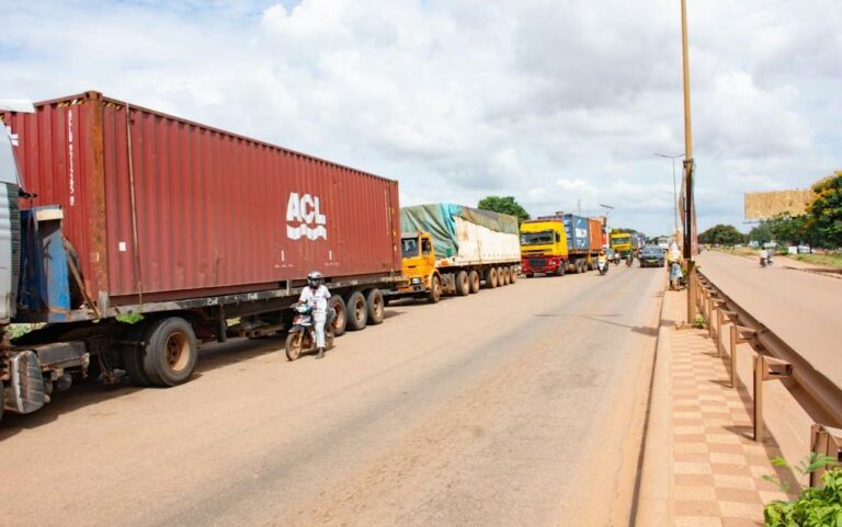 Burkina/Des files de camions à perte de vue : enquête sur les causes d’un blocage