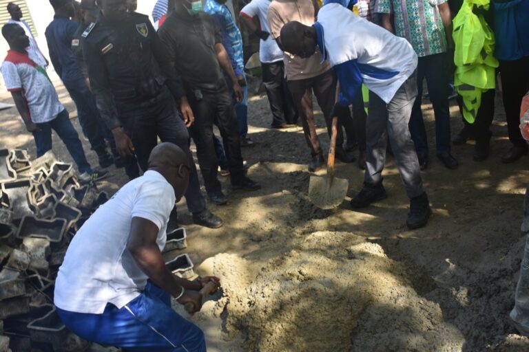 Le CSC offre 13 tonnes de ciment, 10 brouettes et 36 pelles à l’initiative Faso Mêbo