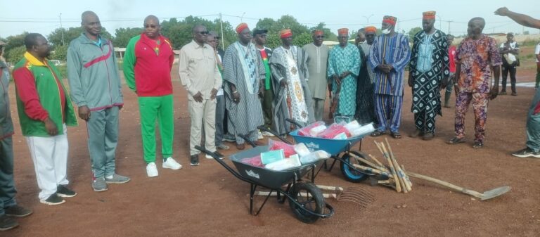 Burkina/Engagement patriotique : l’armée contribue à l’assainissement de l’hôpital de Tingandogo