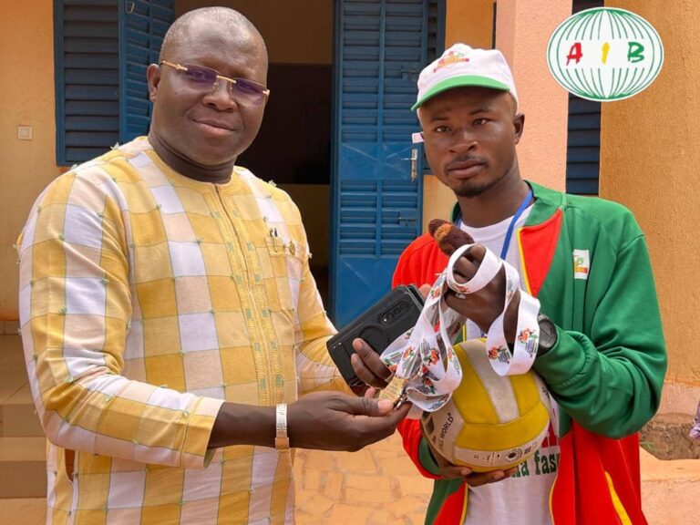 Bam / Sport : le sélectionneur national de dodgeball présente les médailles de son équipe au haut-commissaire