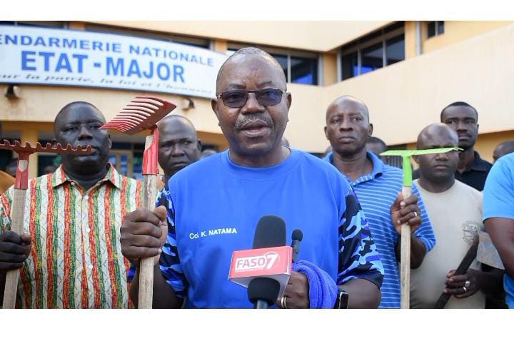 Burkina/Engagement citoyen : la Gendarmerie nationale assainit le lycée Nelson Mandela