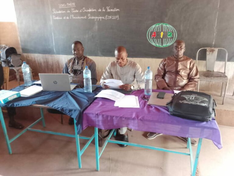 Tansila : Les enseignants de la CEB de Tansila sont en séance de formation sur les réformes éducatives.