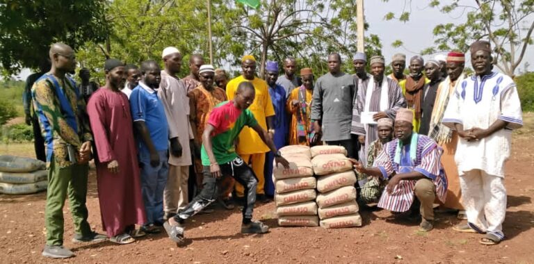 Nayala : La communauté éducative offre du matériel au comité de pilotage de Faso-Mèbo