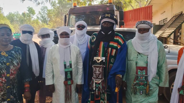 Burkina : La communauté Tamasheq soutient Faso Mêbo avec une tonne de ciment et des packs d’eau