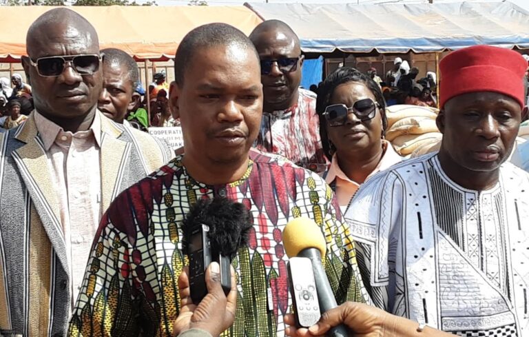 Mouhoun/Assistance: Le ministre Mikaïlou Sidibé offre plus de 4 tonnes de vivres aux Personnes déplacées internes de Dédougou