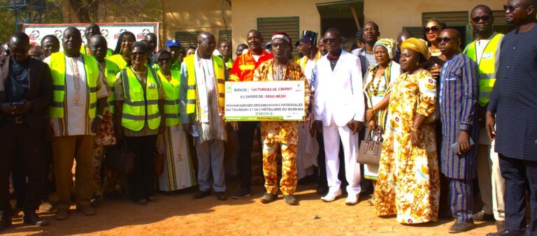 Burkina/Faso Mêbo : Les acteurs du tourisme soutiennent l’initiative présidentielle avec 100 tonnes de ciment
