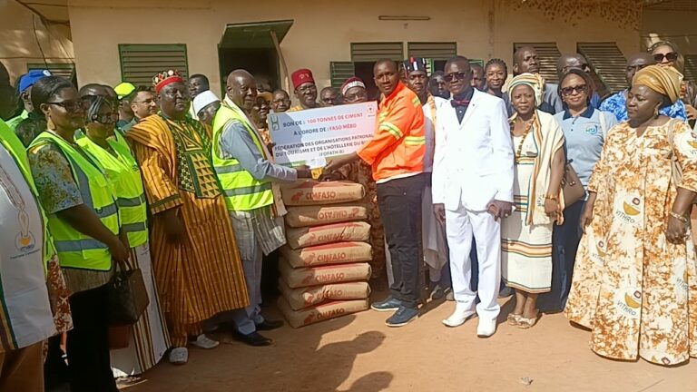 Kadiogo : La Fédération des organisations patronales du tourisme et de l’hôtellerie offre 100 tonnes de ciment à l’initiative «Faso Mêbo»