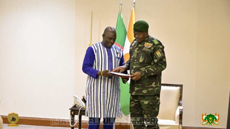 Confédération des États du Sahel : des envoyés spéciaux du Président Ibrahim TRAORÉ reçus par le Président TIANI