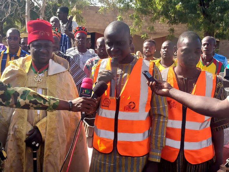Kourittenga/Faso Mêbo : Sa Majesté Naaba Yemdé fait un don de matériels et matériaux de construction de plus de 12 millions FCFA