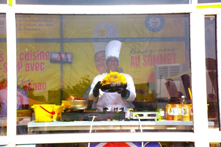 Burkina/Record Guinness World : La cheffe Djénébou Banao poursuit son marathon culinaire